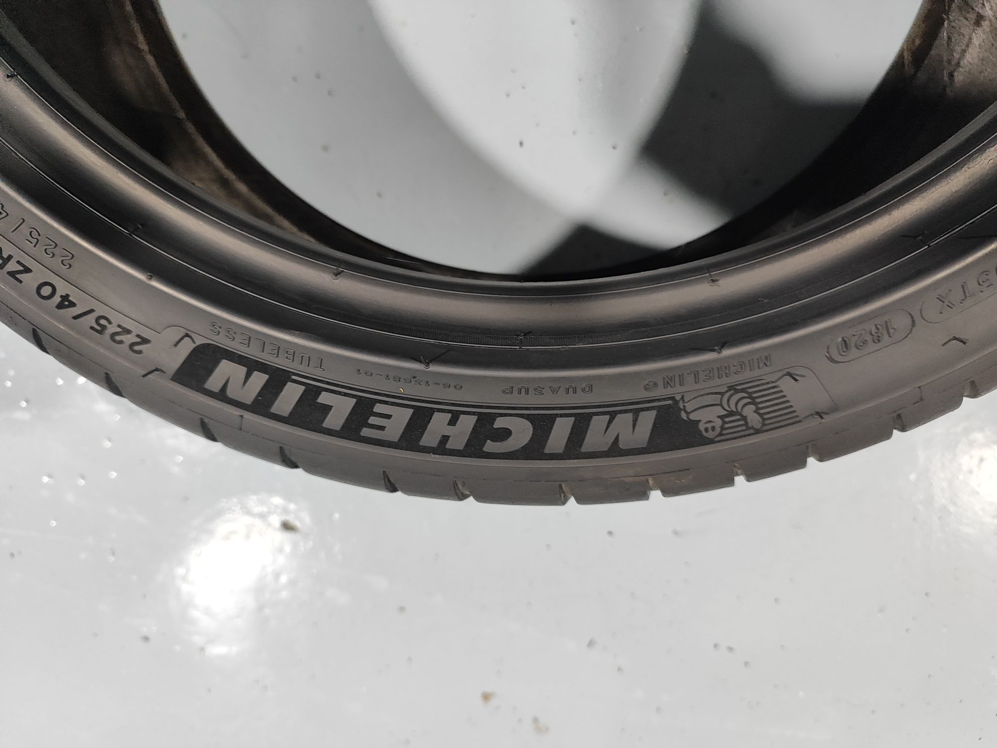 2 pneus semi novos 225-40R18 Michelin - Oferta dos Portes 130 euros