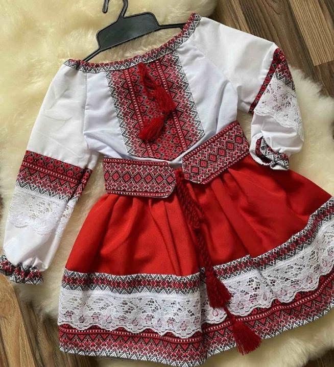 Вишитий костюм на дівчинку 104