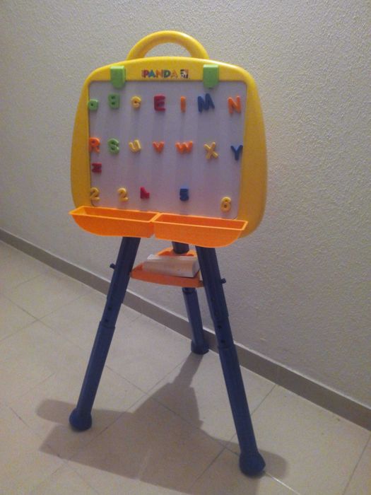 Vendo quadro magnético e escrita de criança