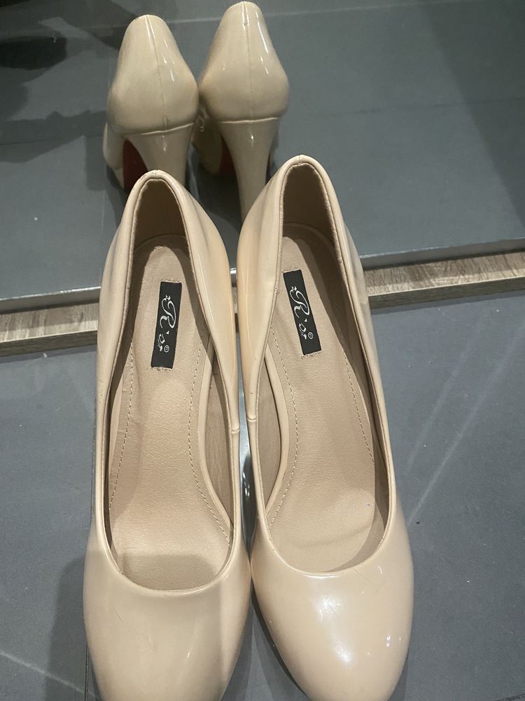 Buty na obcasie rozmiar 39