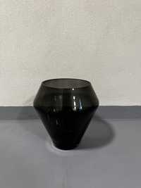 czarny szklany wazon