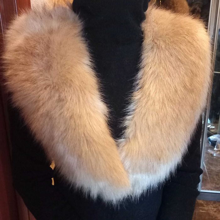 Меховой воротник.