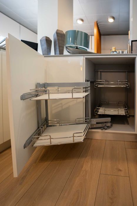 Cozinha de exposição moderna com eletrodomésticos – oportunidade!