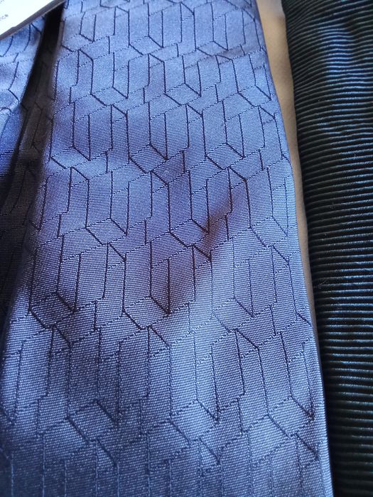 Vendo gravatas Hugo Boss Novas COM ETIQUETA!