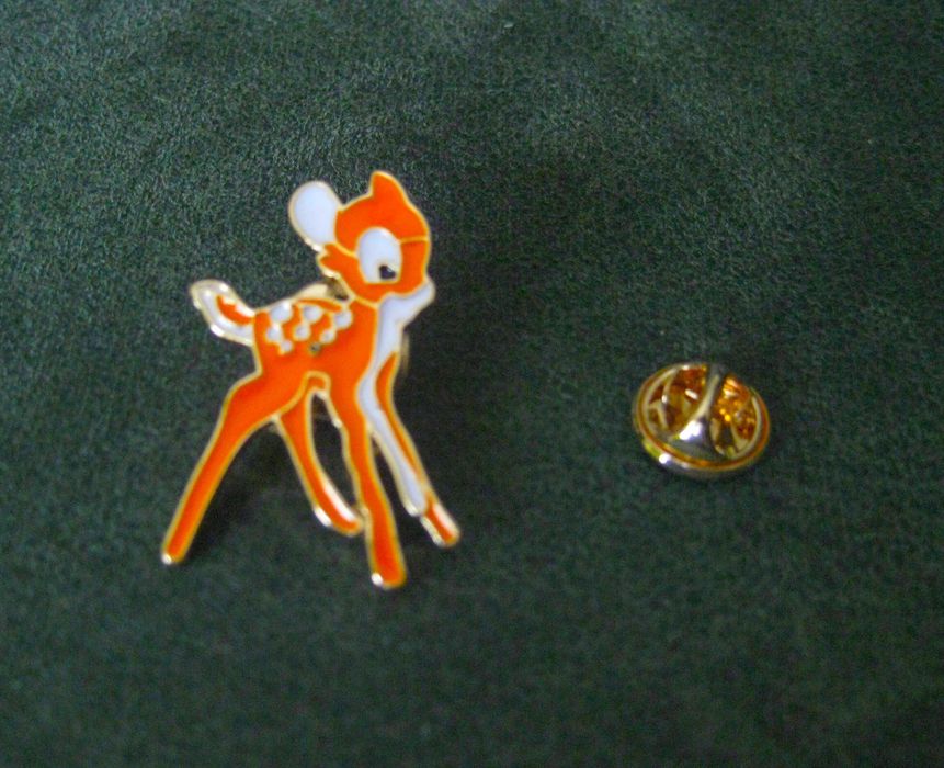Pin Metalico de Gato a Brincar nas Flores NOVO