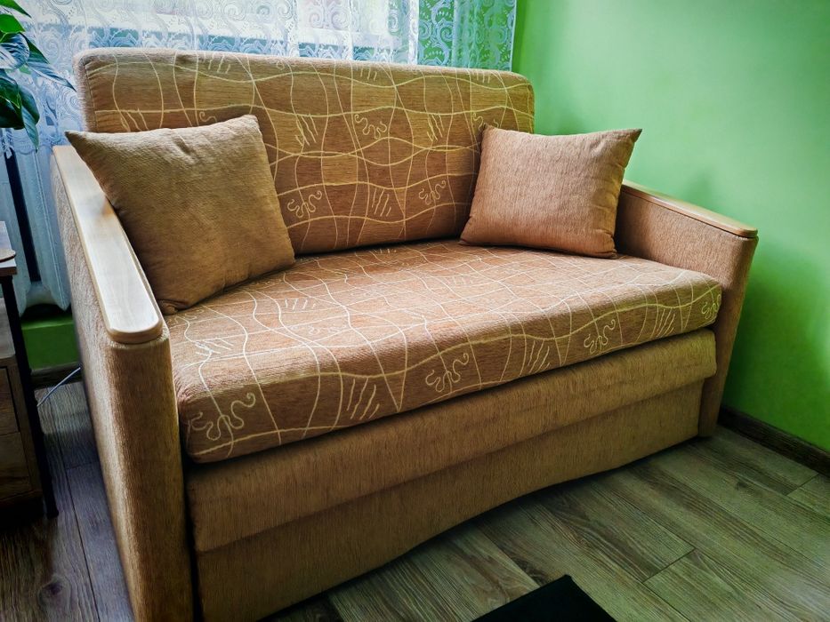 Używana rozkładana sofa z pojemnikiem