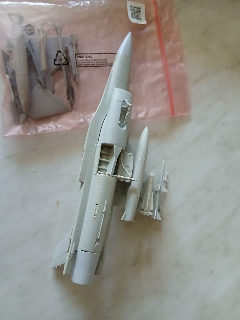 Модель літака f-16 масштаб 1.72
