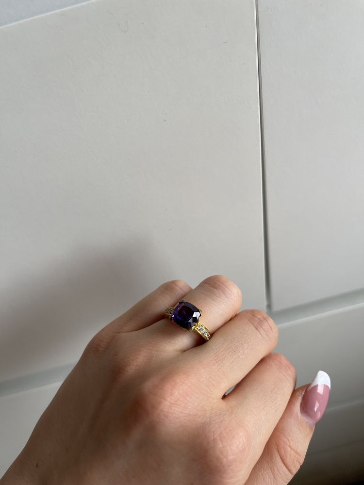 Piękny pierścionek fioletowy ametyst syntetyczny kamień cyrkonie r 13