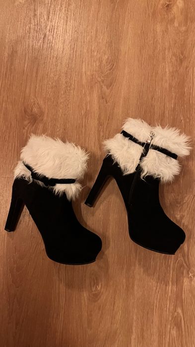 Sapatos Pretos com decoraçao de pelucia