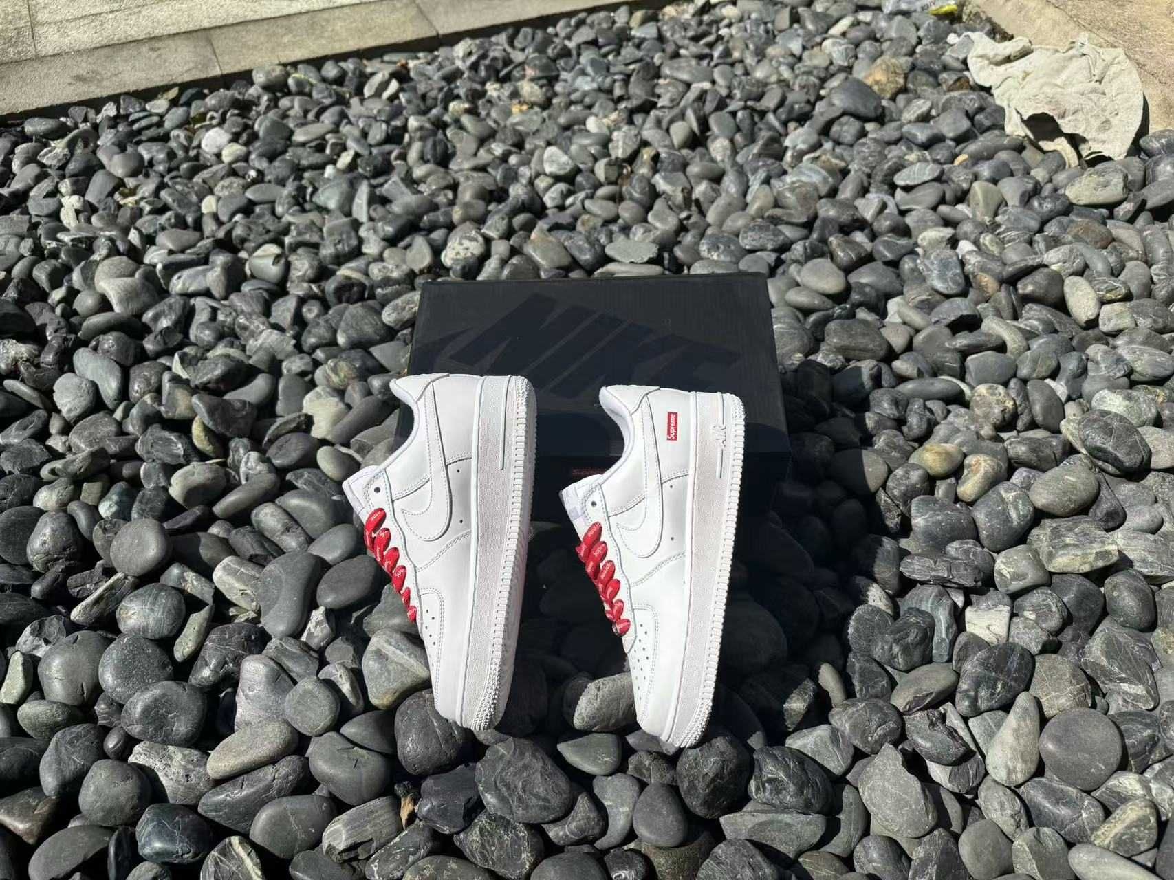 Nike Air Force 1 Low Supreme White r.43