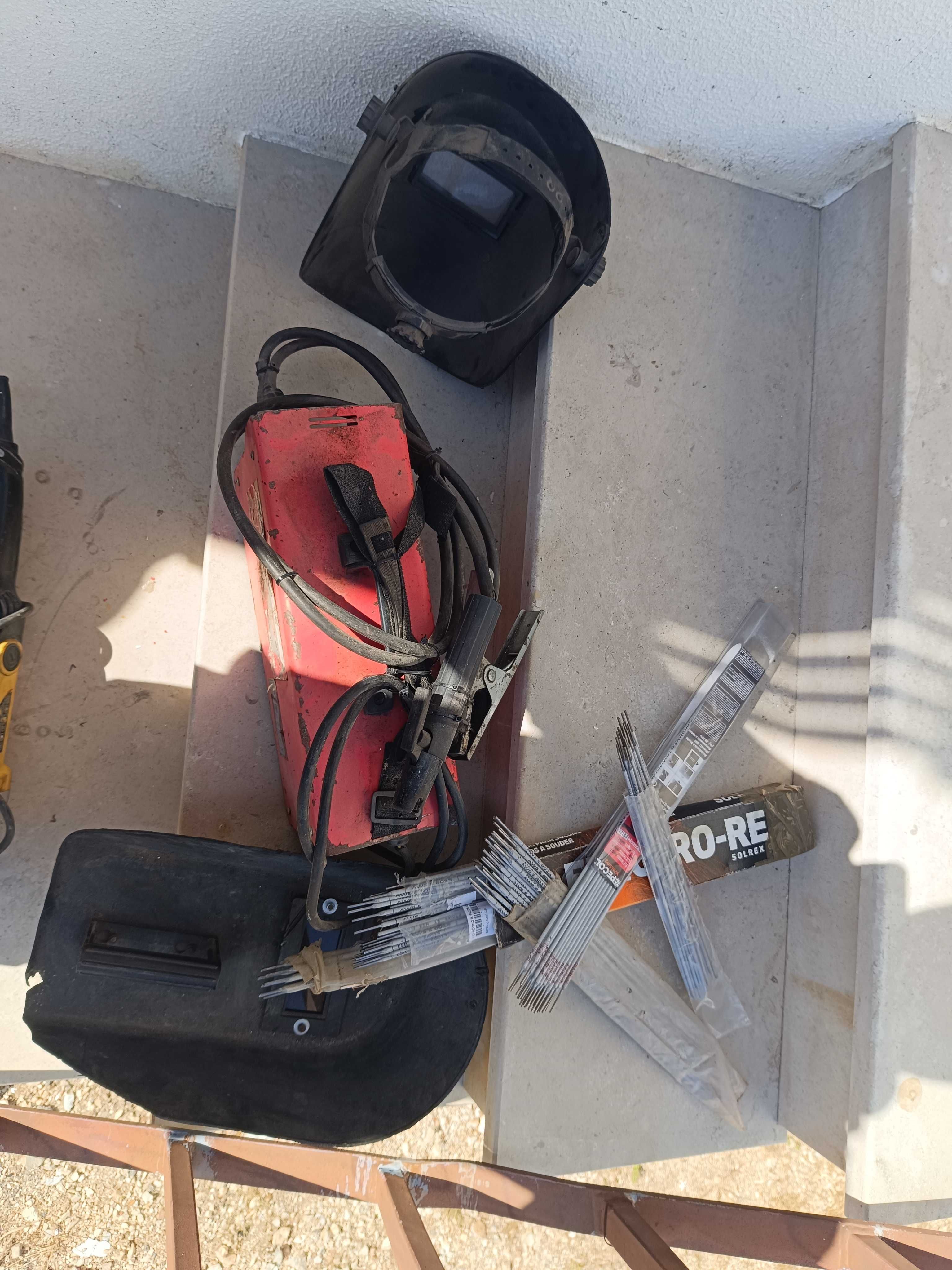 Maquina de Soldar Inverter "MADER" 160 A com eléctrodos e 2 máscaras.