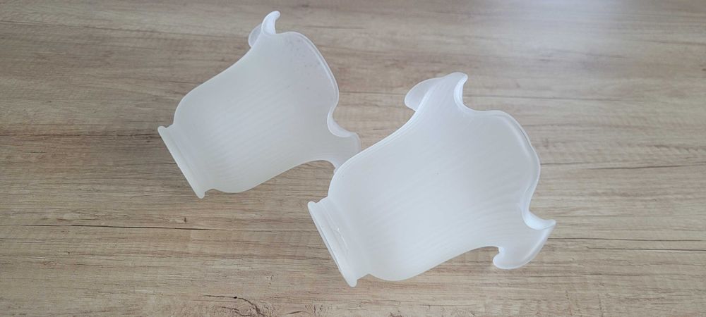 Dwa klosze do lampek-kinkietów.