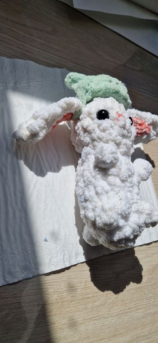 szydełkowny pluszak królik z czapeczka żaby