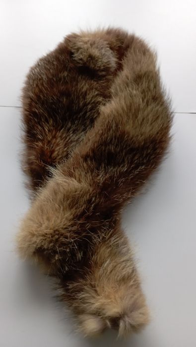 Gola em pele de raposa