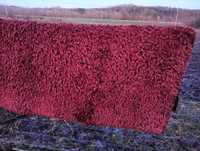 Czerwony dywan shaggy piękny rubinowy