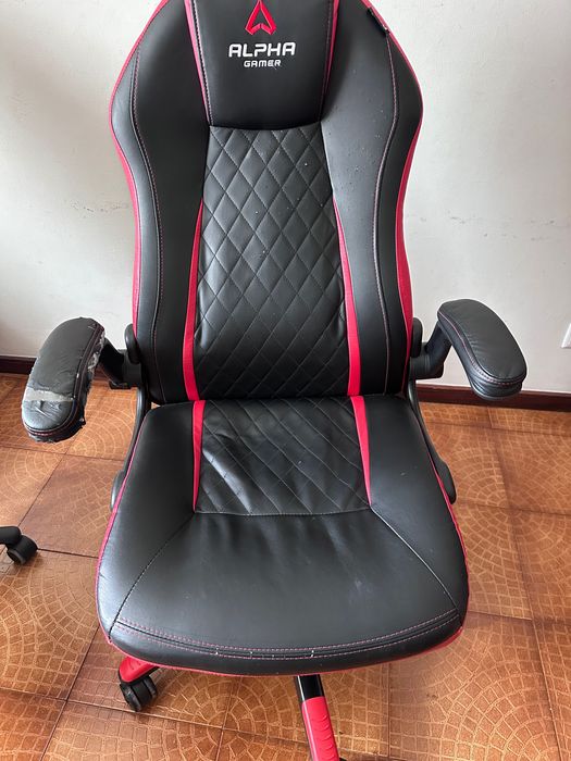 Cadeira preta e vermelha Gaming