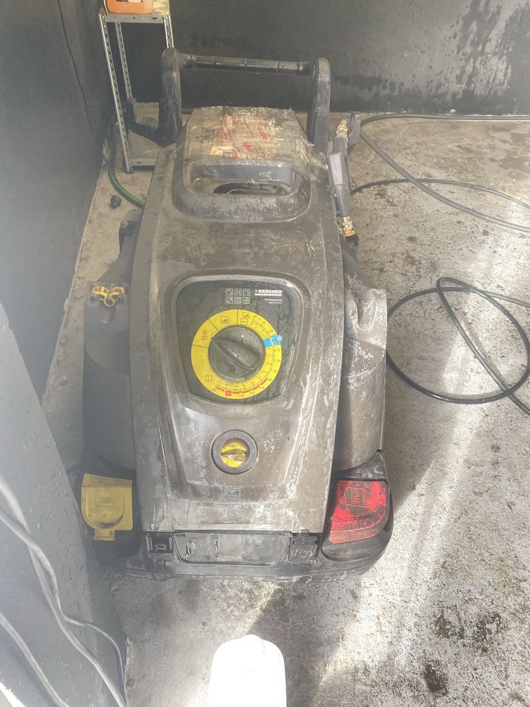 Maquina de pressao para lavagem de automoveis e fabricas