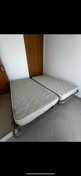 Duas camas com colchão