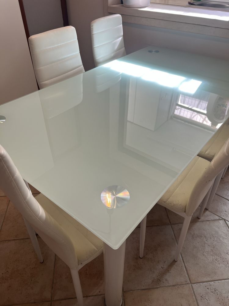 Mesa de vidro com 6 cadeiras