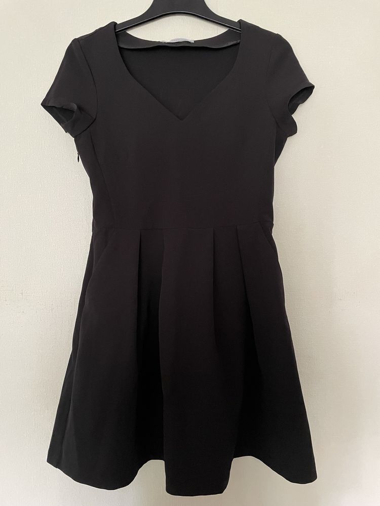 Чорна ділова сукня з коротким рукавом