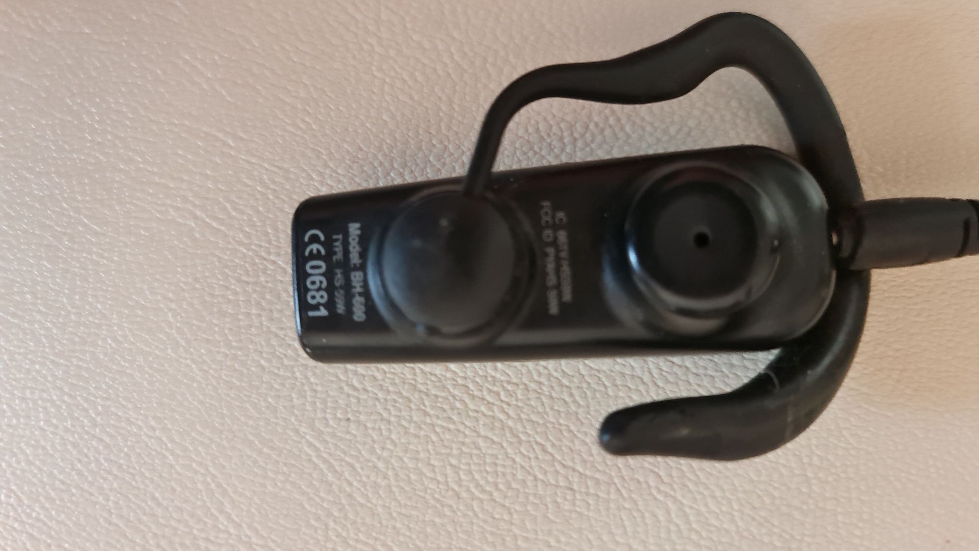 Słuchawka bluetooth wraz z trzema ładowarkami