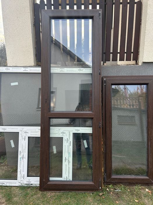 Okno i drzwi balkonowe z wystawy w dobrym stanie ciemny orzech