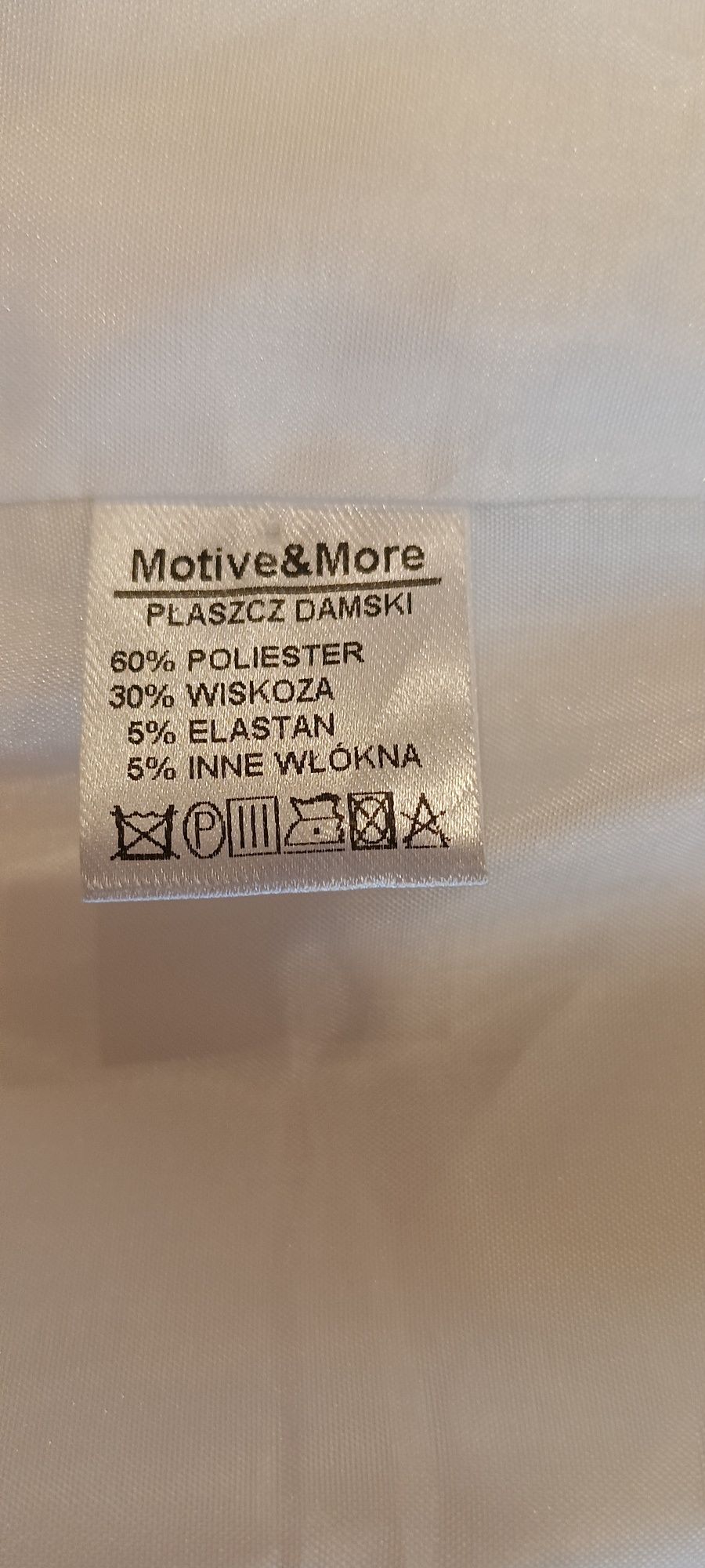 Kremowy płaszcz Motive&More złote guziki