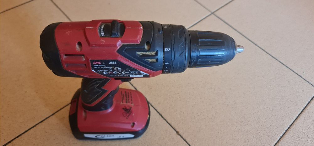 Máquina de aparafusar Skil com Bateria Ref° 2888