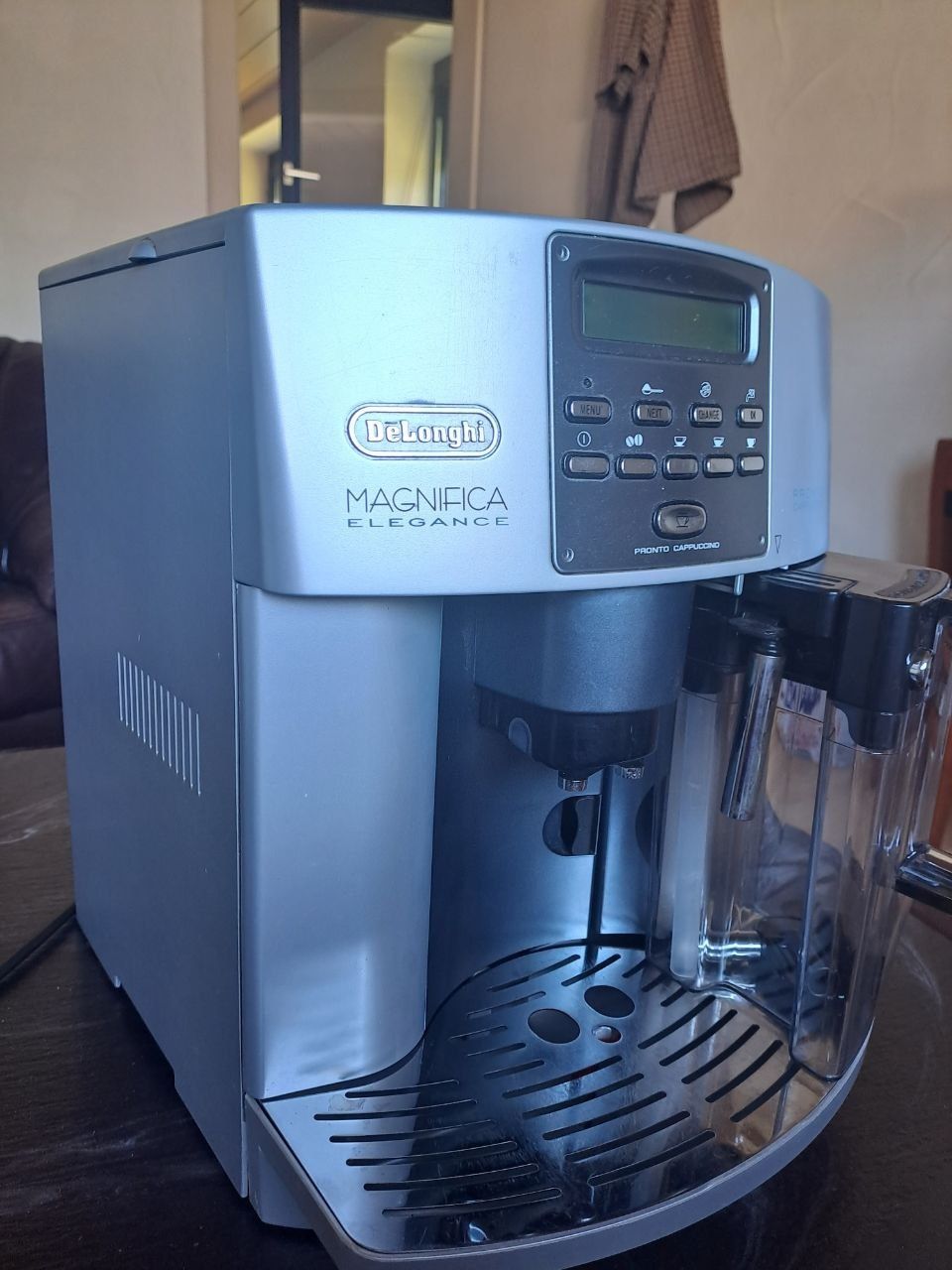 Кавова машина Delonghi Magnifica Pronto Cappuccino з Німеччини