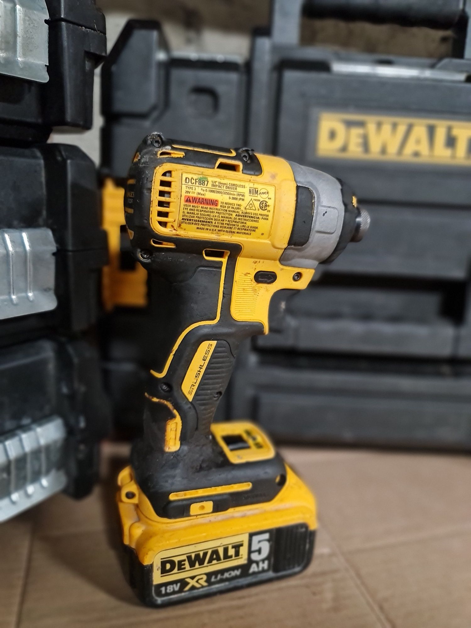 Продам акумуляторний безщітковий імпакт Dewalt DCF887