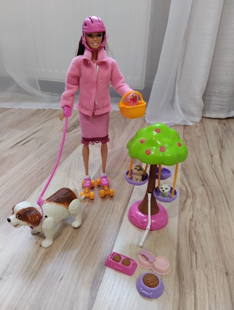 Barbie na rolkach z interaktywnym pieskiem