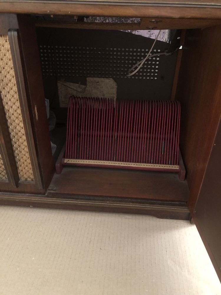 Rádio antigo em madeira