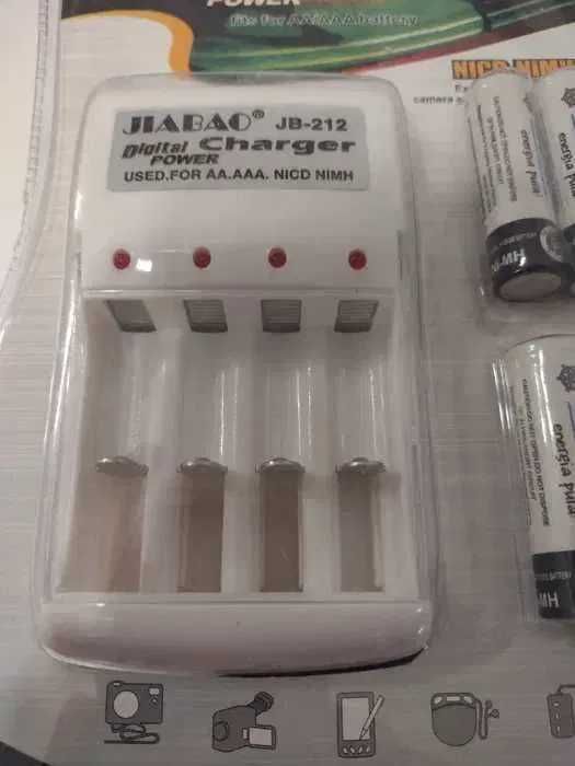 Ładowarka plus 4 baterie akumulatorki paluszki AA