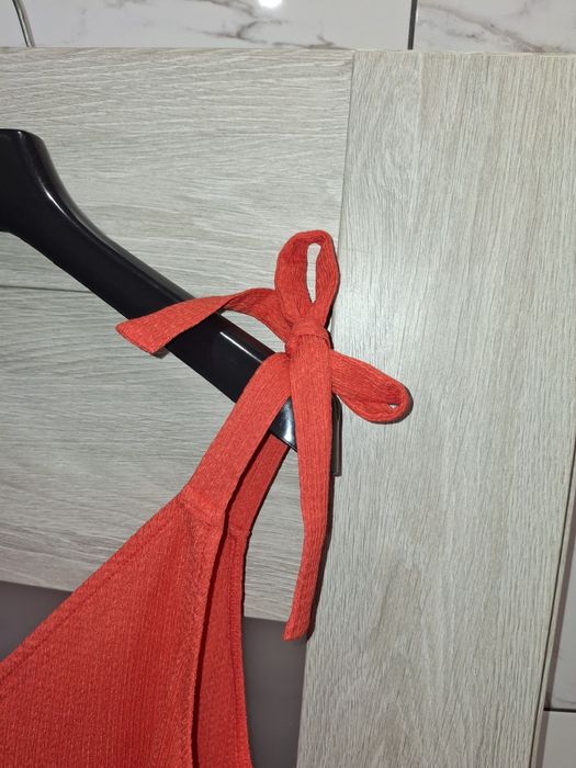 Piękna czerwona sukienka z krepy nowa 40/42