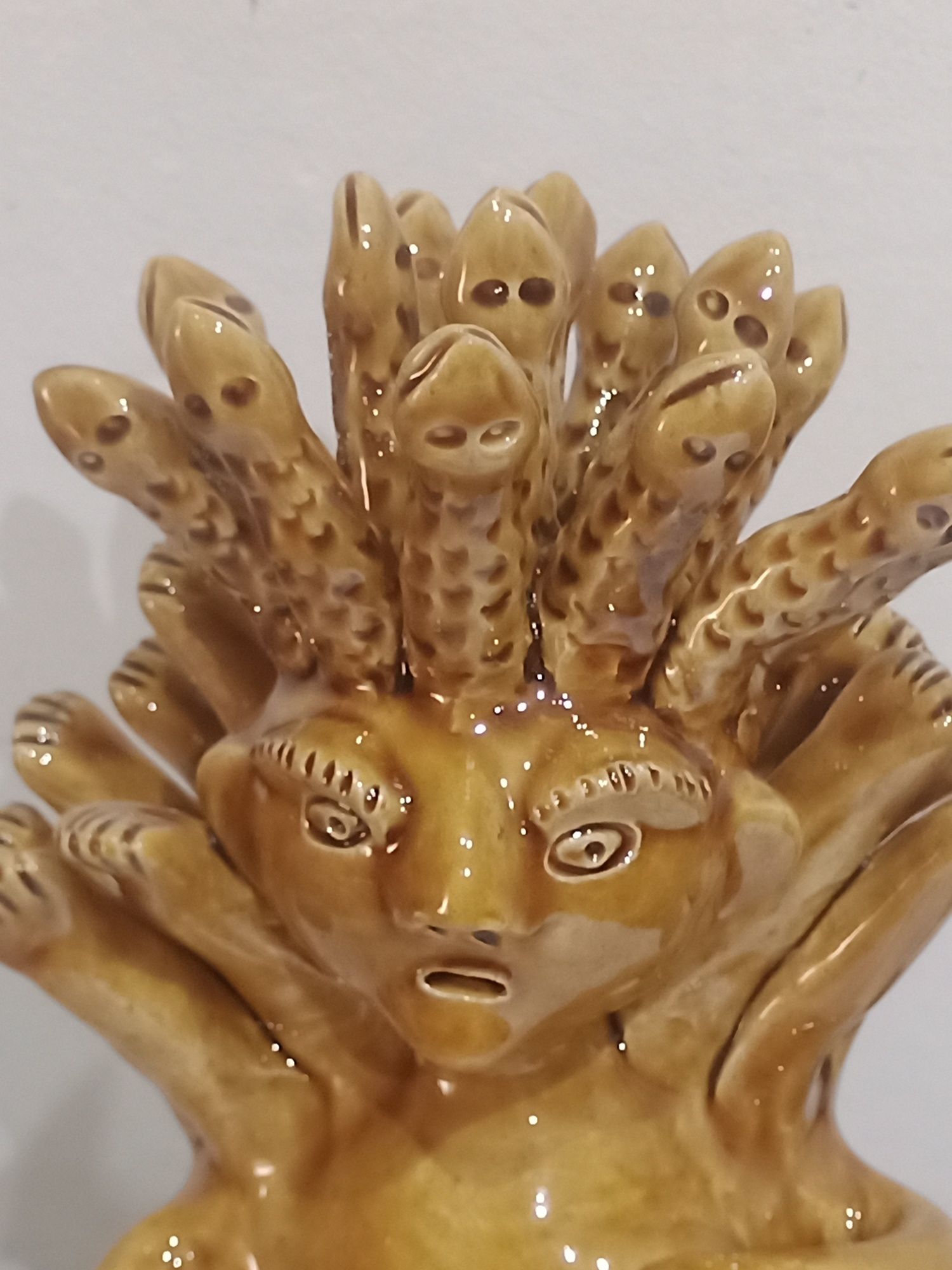 Medusa com 37 cm de altura de António Ramalho figurado de Barcelos