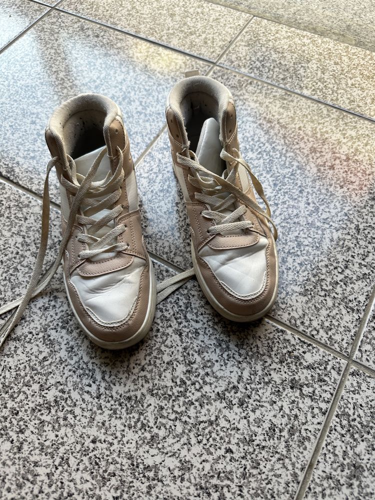 Sapatilhas brancas da Primark, tamanho 38, para mulher.