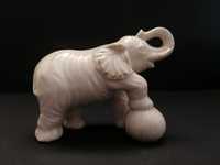 Ciekawa porcelanowa figurka słoń cyrkowy
