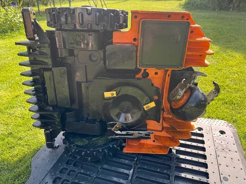 Samojezdny robot koszący Worx Landroid Vision M800 ze śladami używania