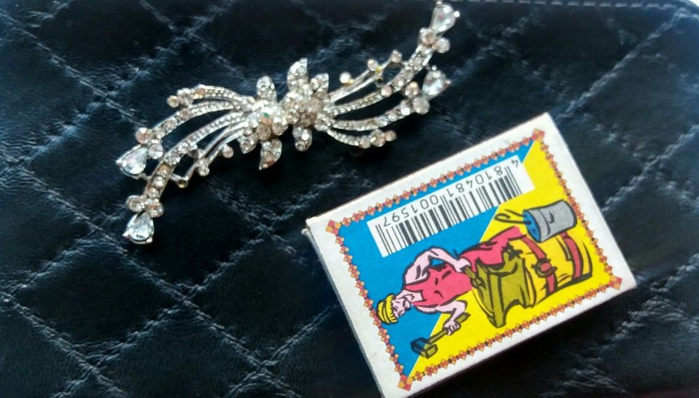 Брошь пришивная с камнями.