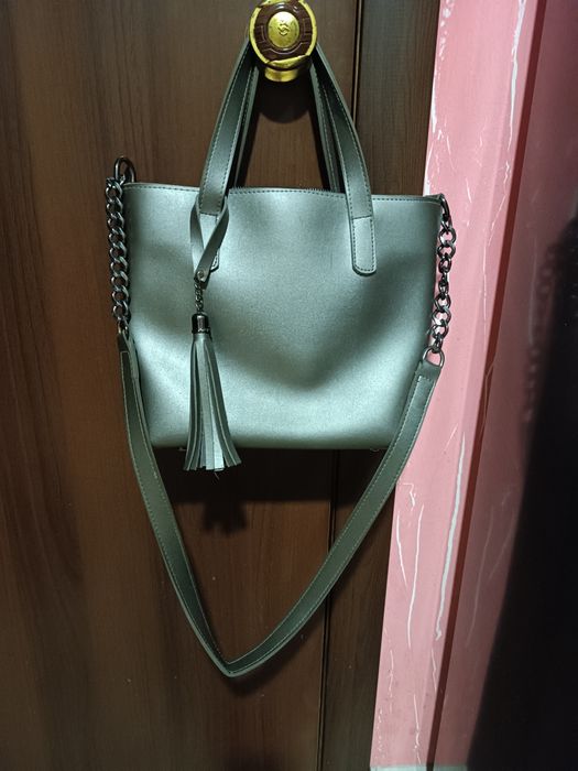 Сумка жіноча, вмістка сталевого кольору.