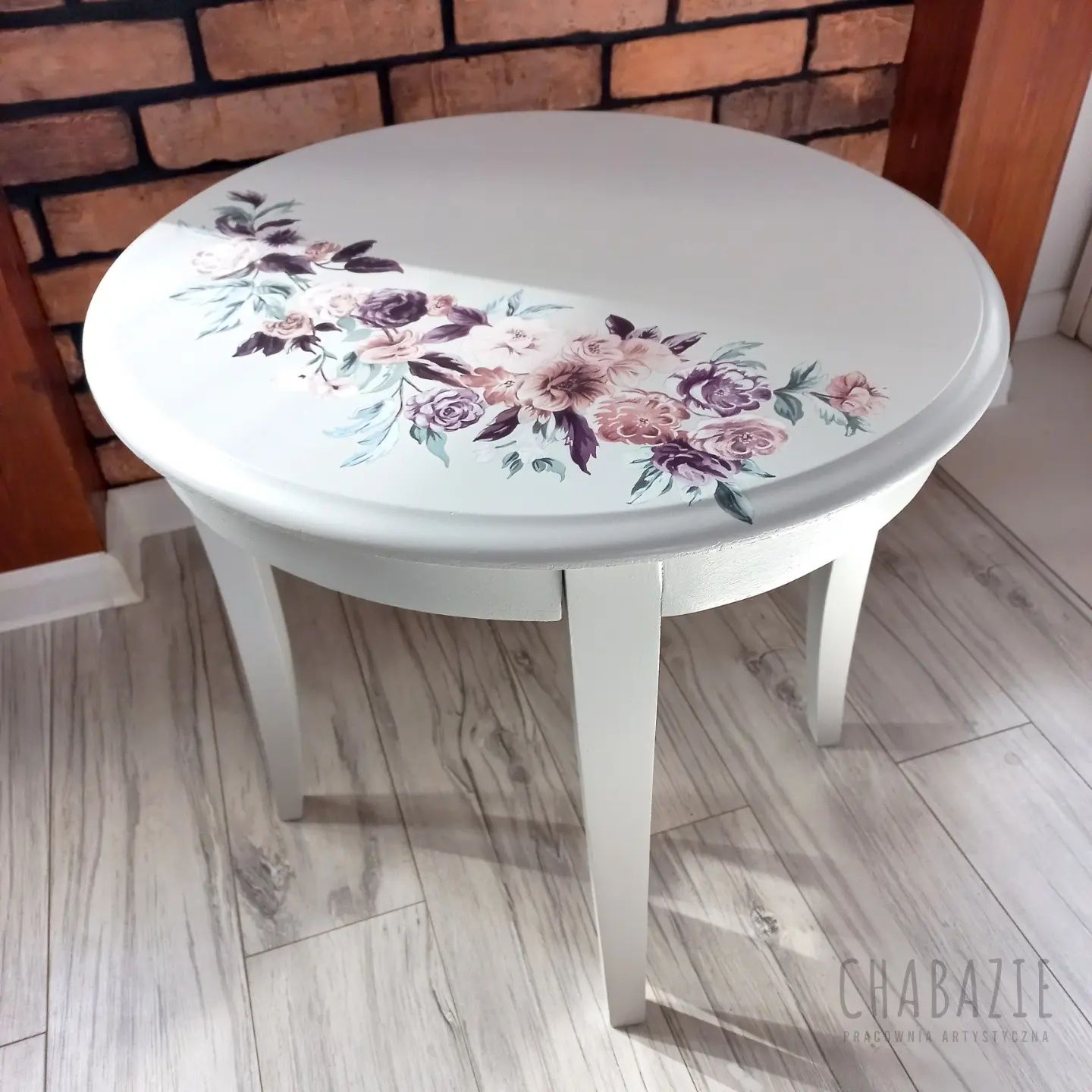 Drewniany malowany stolik