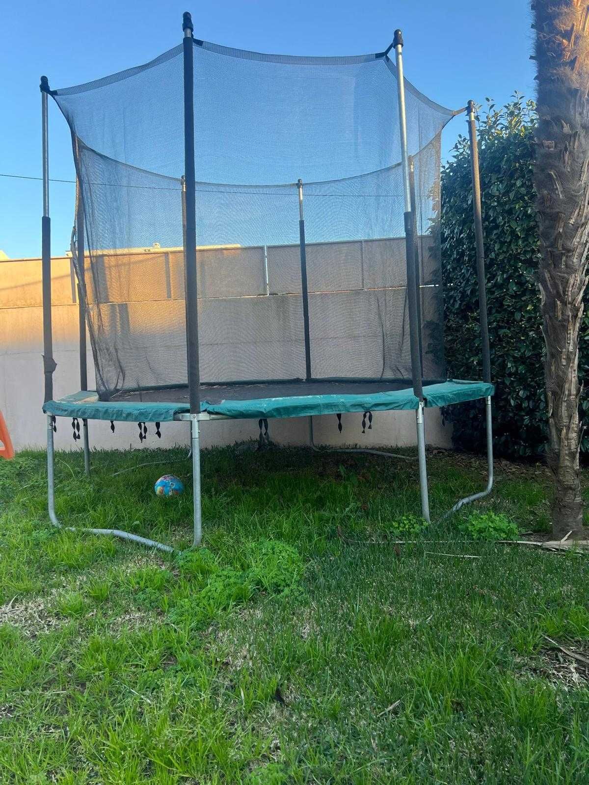 Trampolim 2,5m com rede de proteção – usado