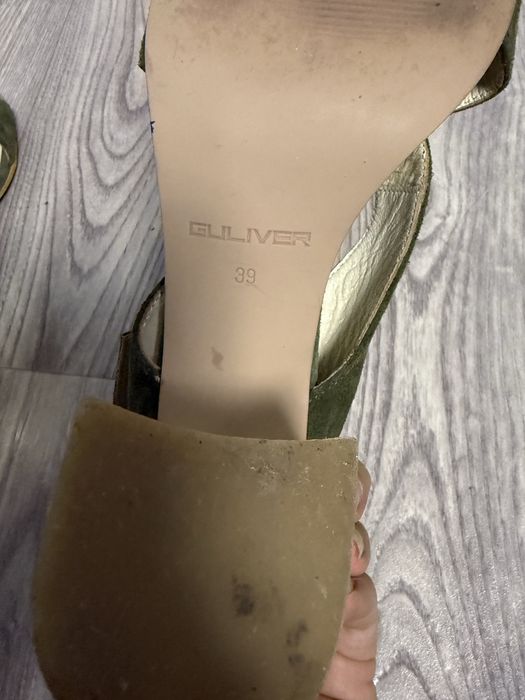 Замшеві босоніжки. В носув були 2 рази .39 р-р