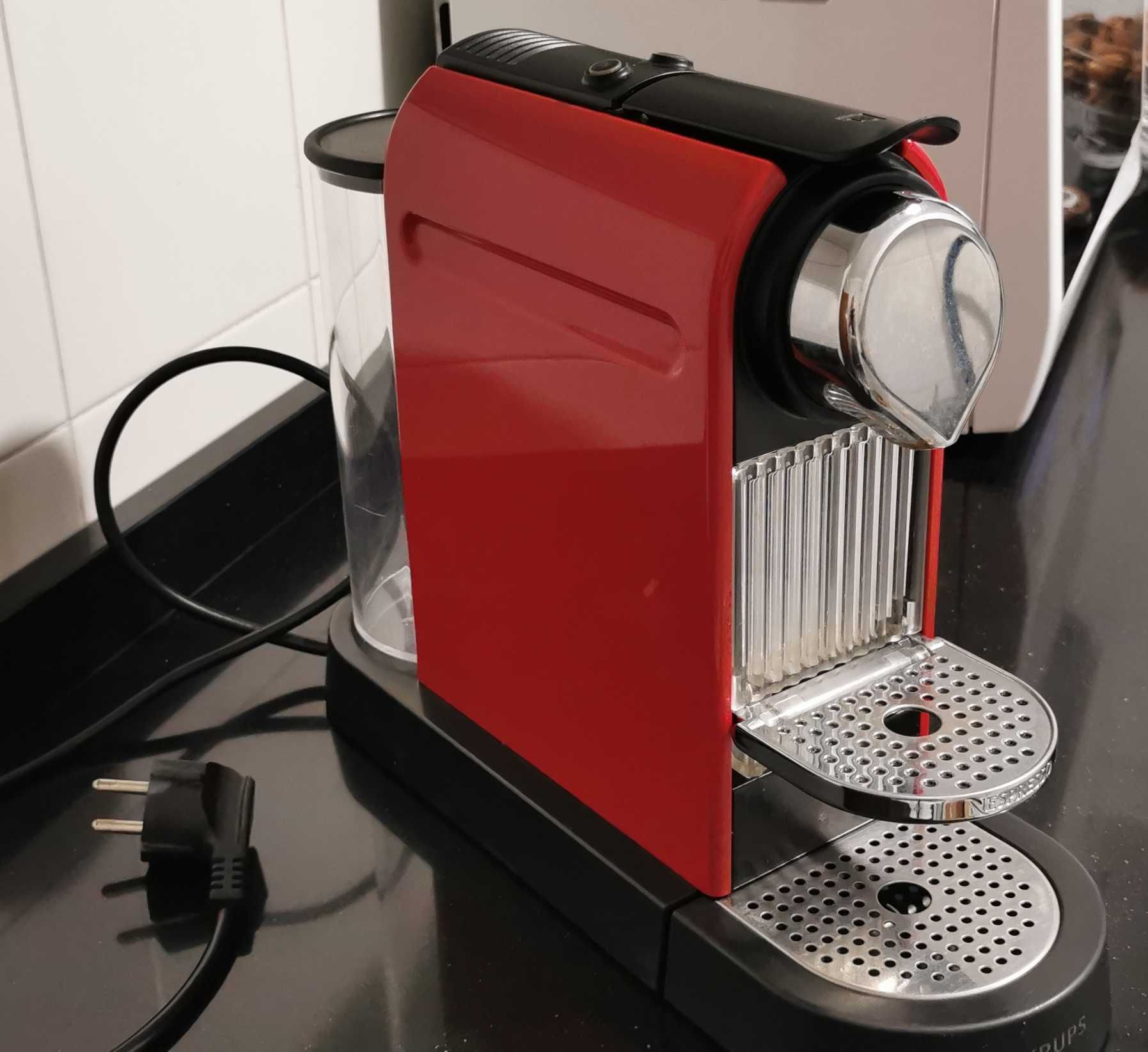 Máquina de café Nespresso Citiz, vermelha