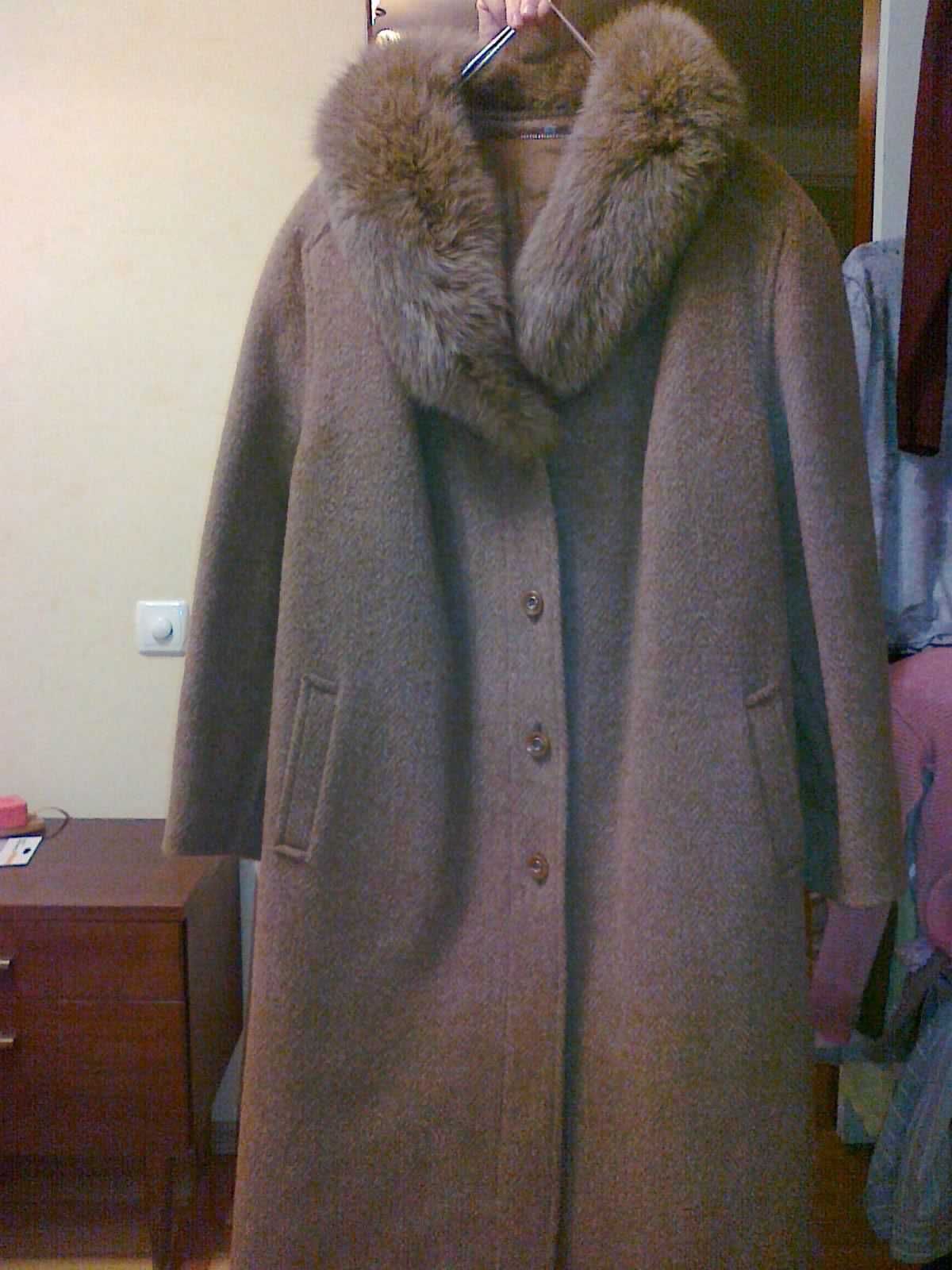 Зимнее пальто с меховым воротником