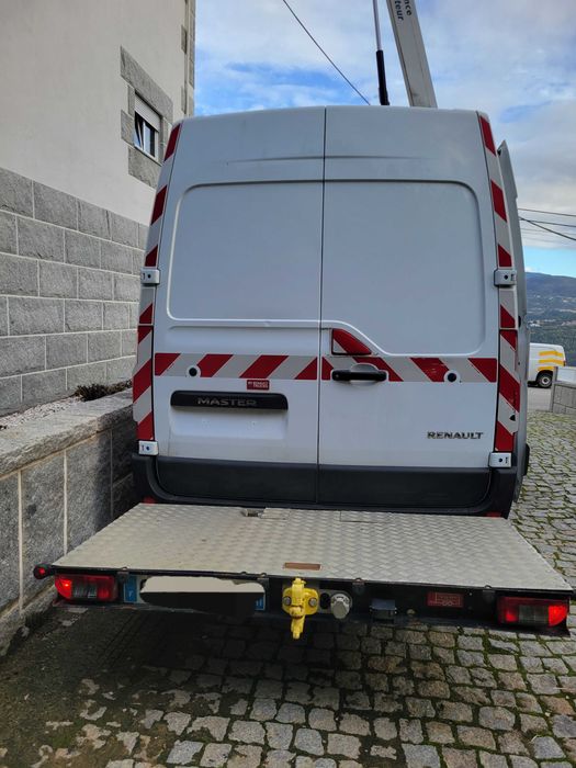 Renault master com grua cesta