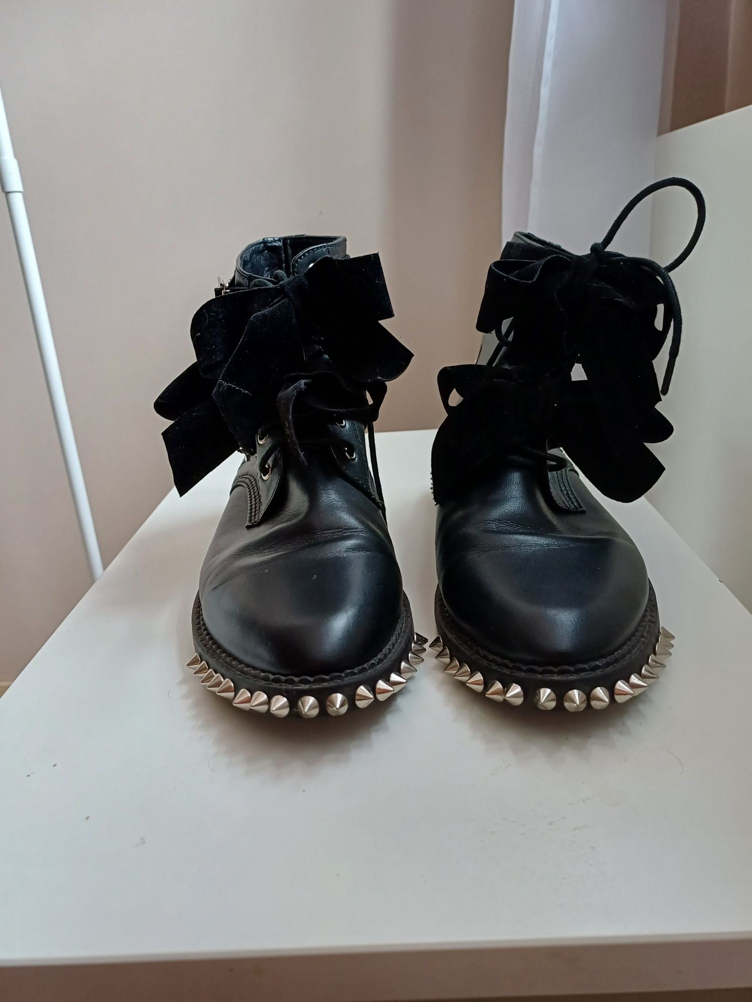 Buty damskie z ćwiekami i kokardą. Nowe bez metki.