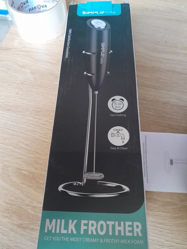 Spieniacz do mleka simpletaste czarny ze stojakiem