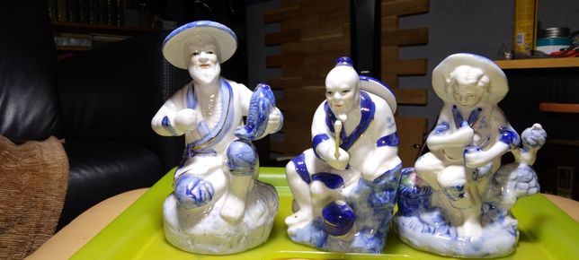 Trzy porcelanowe japońskie figurki