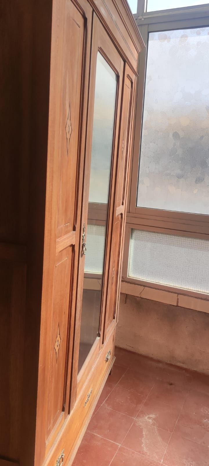 Ofereço cama de solteiro, 2 roupeiros, comoda e 1 sofá individual